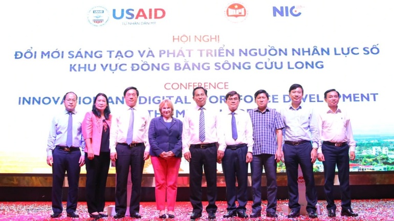Thứ trưởng Bộ KH&amp;amp;ĐT Trần Duy Đông (thứ 3 từ trái sang) và Giám đốc quốc gia USAID Việt Nam Ann Marie Yastishock (thứ 4 từ trái sang) tại sự kiện (Ảnh: USAID Việt Nam).