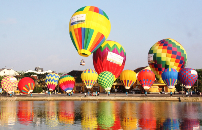 Những chiếc khinh khí cầu rực rỡ màu sắc bên bờ sông Hoài, TP.Hội An