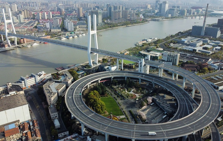 Một cây cầu trên cao ở Thượng Hải bình thường trước đây rất đông đúc nhưng nay trở nên vắng vẻ do các biện pháp phong tỏa ngăn Covid-19 (Ảnh: Reuters).