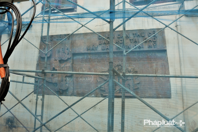 Bức phù điêu đắp nổi xây dựng trên bức tường của dãy nhà phía mặt đường giao cắt Nguyễn Thái Học - Lê Trực của công trình 61 Trần Phú