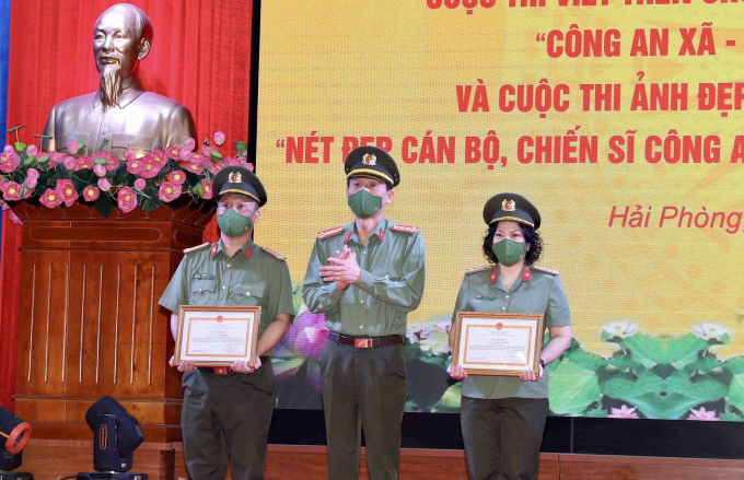 Đại tá Phạm Viết Dũng, Phó Giám đốc Công an TP trao giấy khen của Giám đốc Công an TP cho các tập thể, cá nhân.