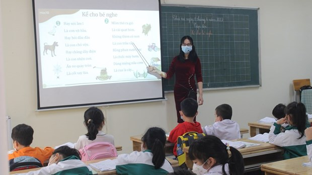 Học sinh Trường Tiểu học Phạm Tu (huyện Thanh Trì, Hà Nội) đi học trở lại. (Ảnh: Minh Anh/Vietnam+)