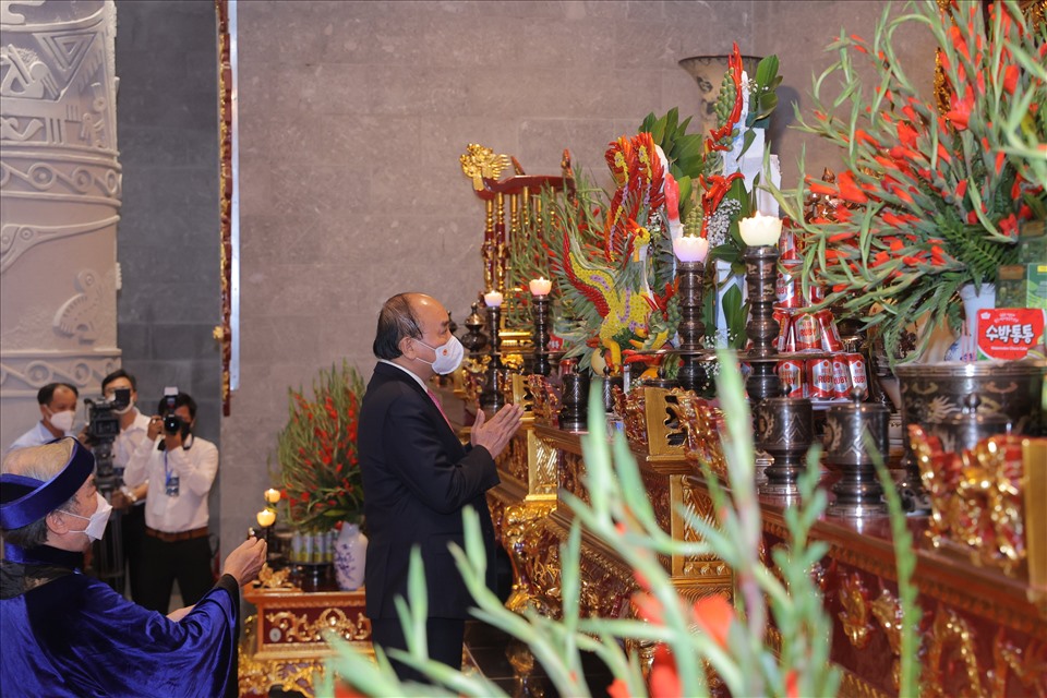 Chủ tịch nước Nguyễn Xuân Phúc thắp hương trong đền.