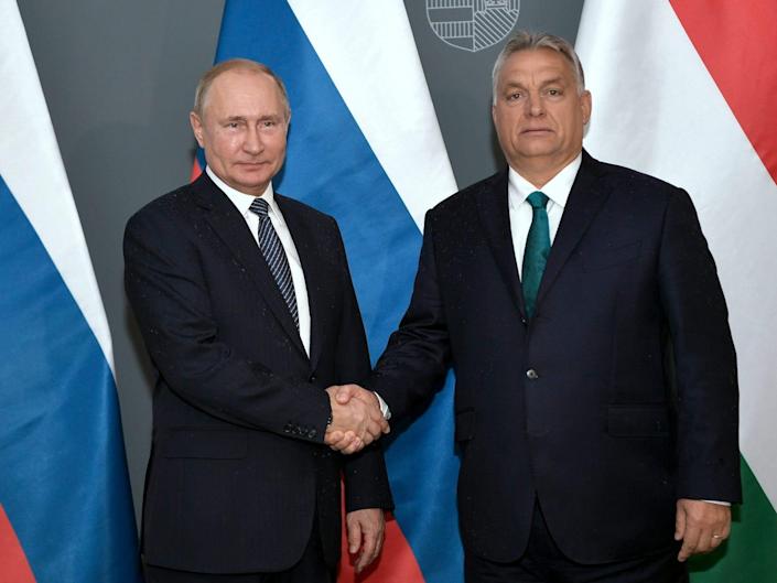 Thủ tướng Hungary Viktor Orban, phải, và Tổng thống Nga Vladimir Putin chụp ảnh chung trước một cuộc hội đàm ở Budapest, Hungary, ngày 30 /10/2019. Ảnh AP