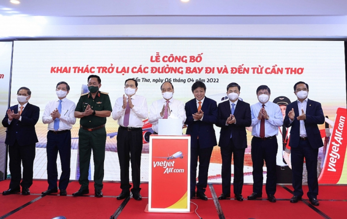 Chủ tịch nước Nguyễn Xuân Phúc chứng kiến lễ khai thác thác lại 10 đường bay đến và đi từ Cần Thơ của Vietjet.