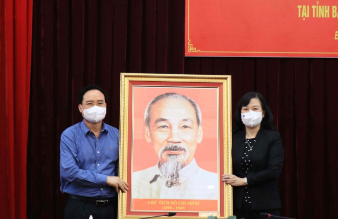Phó Trưởng Ban Tuyên giáo Trung ương tặng tranh Bác Hồ cho tỉnh Bắc Ninh.