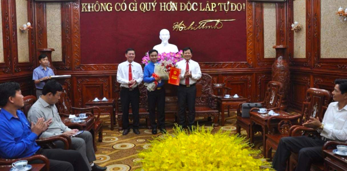 . Phó Chủ tịch UBND tỉnh Trần Văn Mi (bên phải) trao quyết định bổ nhiệm Giám đốc Trung tâm Xúc tiến đầu tư, Thương mại và Du lịch tỉnh đối với anh Trần Quốc Duy.