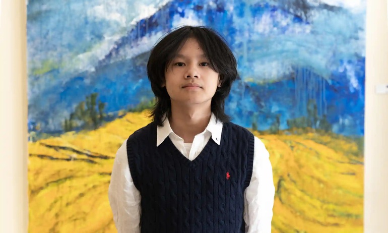 Cậu bé họa sĩ nhí Xèo Chu (14 tuổi) vốn được giới họa sĩ so sánh với phong cách của họa sĩ người Mỹ Jackson Pollock (1912 - 1956) (Ảnh: The Guardian).
