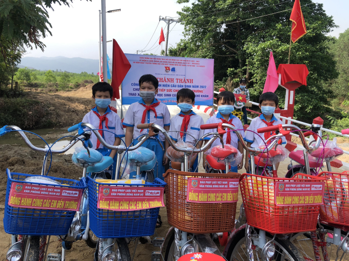 Trao tặng xe đạp cho các em học sinh có hoàn cảnh khó khăn trên địa bàn.