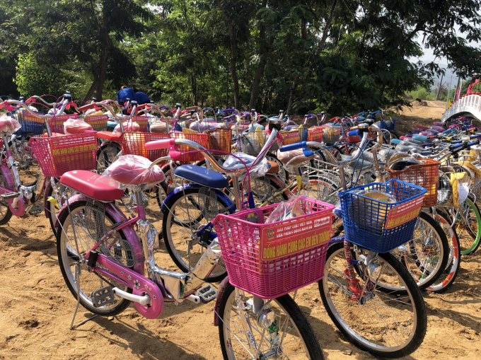 Gần 100 chiếc xe đạp được gửi đến các em học sinh.
