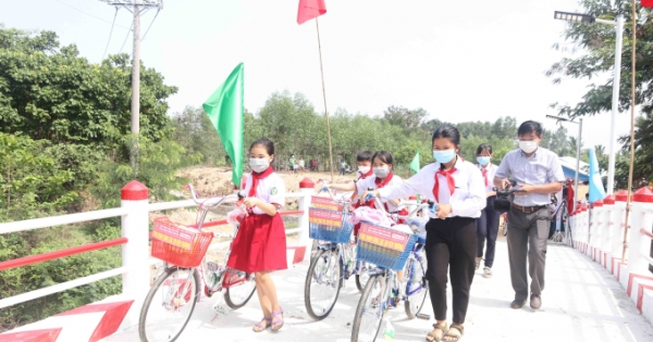 Báo Pháp luật Việt Nam phối hợp trao tặng gần 100 xe đạp cho học sinh nghèo ở huyện Xuân Lộc