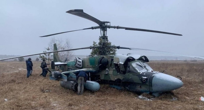 Một trực thăng tấn công tối tân Ka-52 của Nga bị bắn rơi ở Ukraine. Ảnh Forbes