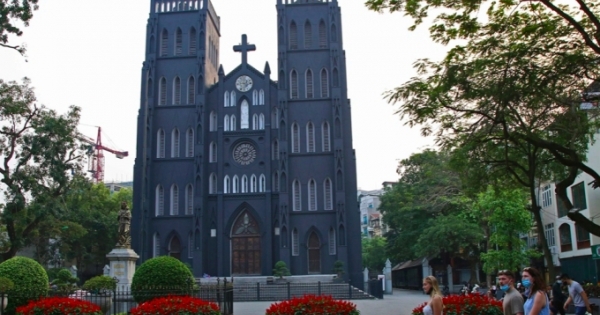 Hình ảnh Nhà thờ Lớn Hà Nội với lớp sơn màu ghi xám lạ mắt