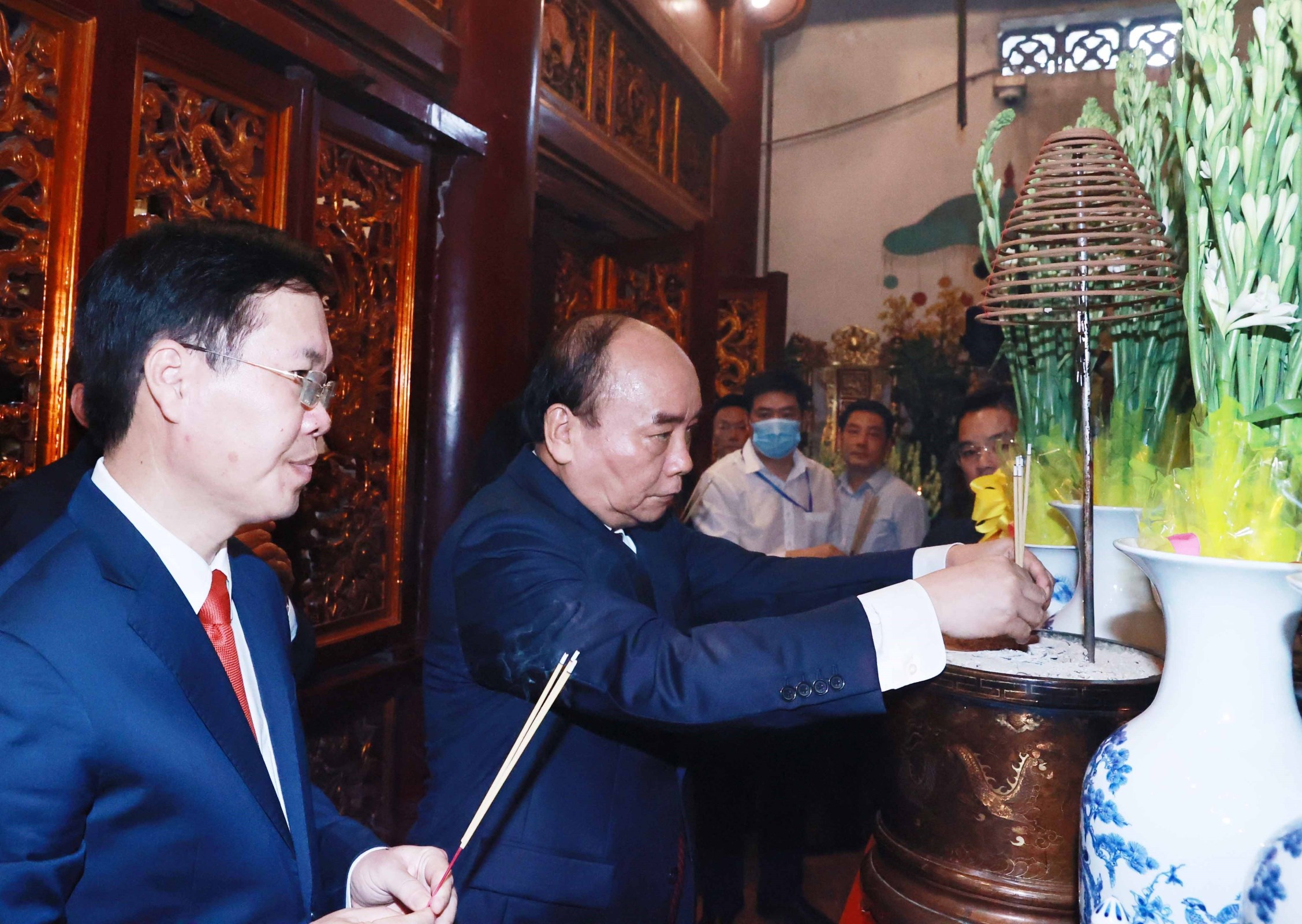 Chủ tịch nước Nguyễn Xuân Phúc và các lãnh đạo Đảng, Nhà nước dâng hương tại hậu cung đền Thượng. (Ảnh: Thống Nhất/TTXVN)