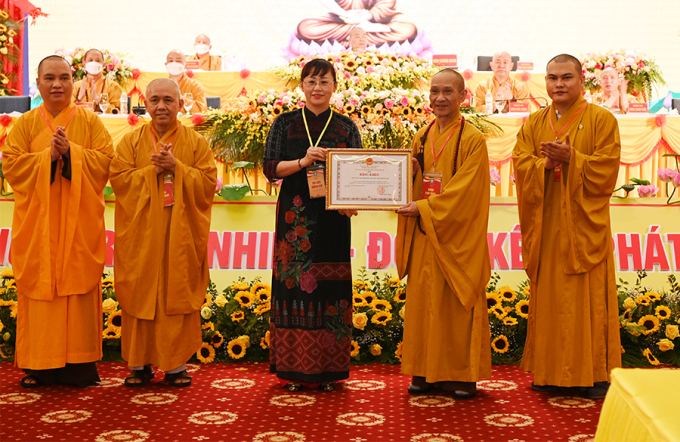 Thay mặt chính quyền tỉnh Lào Cai bà Giàng Thị Dung và bà Lý Thị Vinh đã trao tặng Bằng khen cho tập thể và các cá nhân đã có nhiều thành tích và đóng góp tích cực trong sự nghiệp xây dựng khối đại đoàn kết toàn dân.