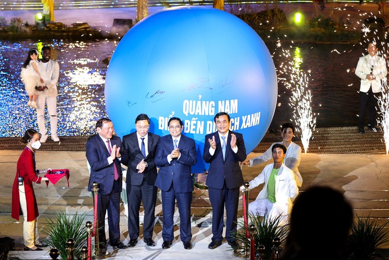 Thủ tướng Phạm Minh Chính và các đại biểu thực hiện nghi thức ký tên lên quả bóng xanh “Quảng Nam - điểm đến du lịch xanh”.