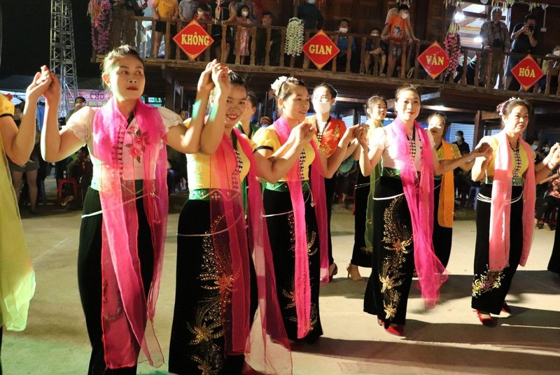 Phụ nữ Thái rạng rỡ trong điệu nắm tay cùng xòe tại Đêm hội. (Ảnh: Nguyễn Nga)