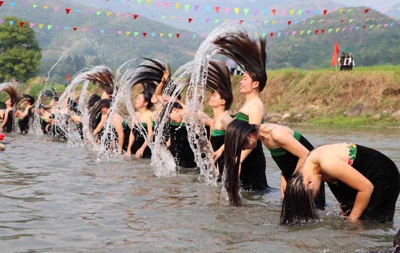 Phụ nữ dân tộc Thái gội đầu ở suối Nậm Lùm trong Lễ hội