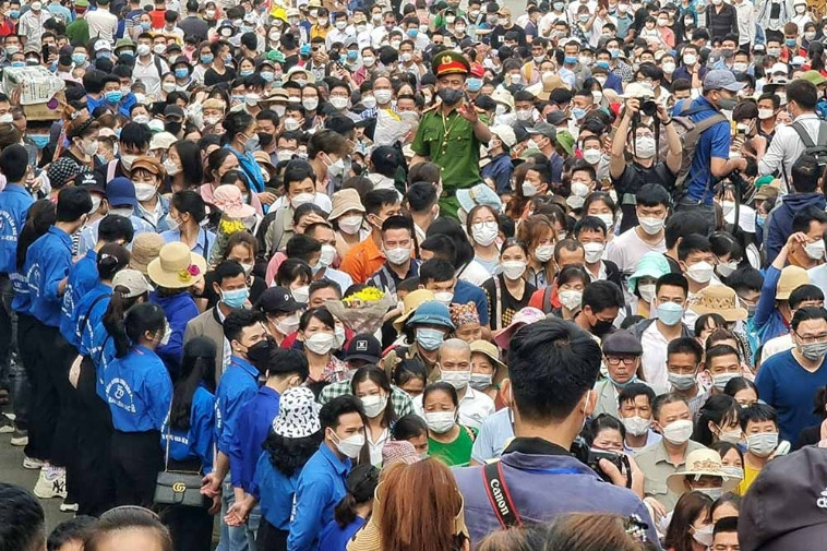 Hàng vạn người đổ về Đền Hùng trong ngày 10/3 Âm lịch. Ảnh: Đoàn Bổng