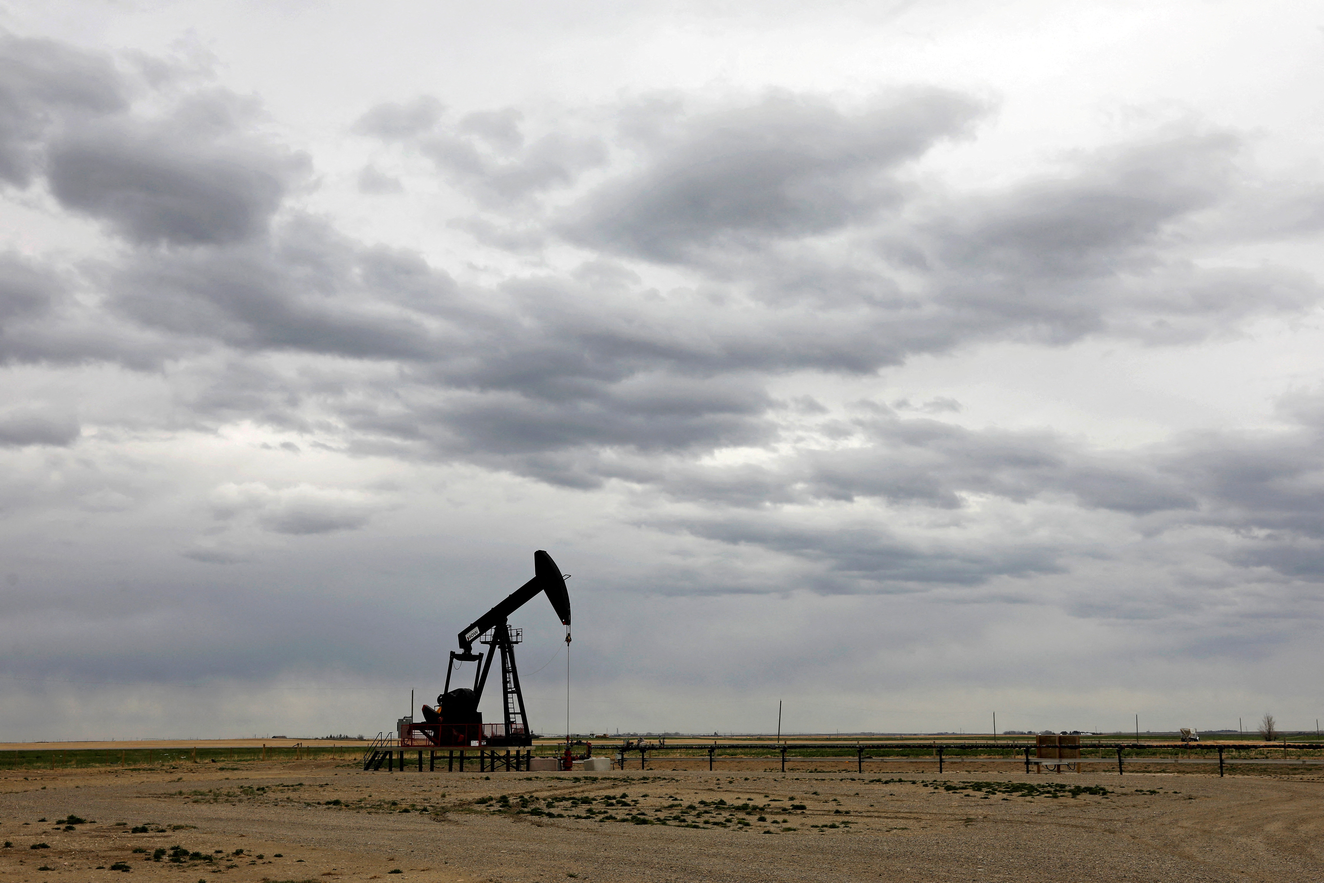 Tuần trước, giá dầu Brent giảm 1,5% trong khi giá dầu WTI giảm 1%. Ảnh: Reuters