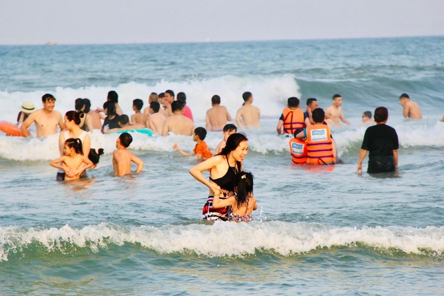 Biển Đà Nẵng đông nghịt khách từ tinh mơ