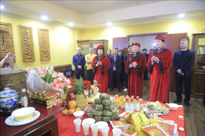 Cộng đồng người Việt Nam tại Nga dâng hương tưởng nhớ Vua Hùng tại trung tâm Hà Nội - Moskva. Ảnh: Trần Hiếu/PV TTXVN tại Nga