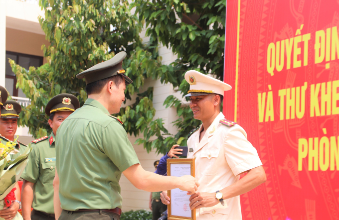 Thiếu tướng Vũ Hồng Văn Giám đốc Công an tỉnh Đồng Nai trao Quyết định của Bộ trưởng Bộ Công an Thăng cấp bậc hàm cho Trung uý Thái Ngô Hiếu.