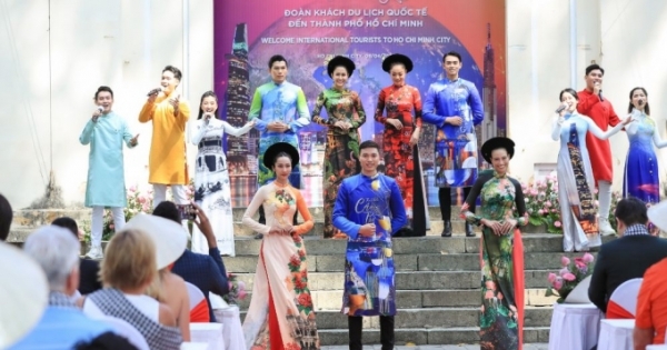 NTK Việt Hùng giới thiệu áo dài Việt với bạn bè quốc tế