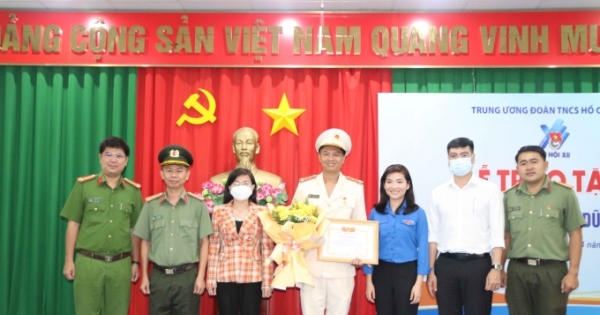 Trao tặng “Huy hiệu tuổi trẻ dũng cảm” cho Đại úy Thái Ngô Hiếu