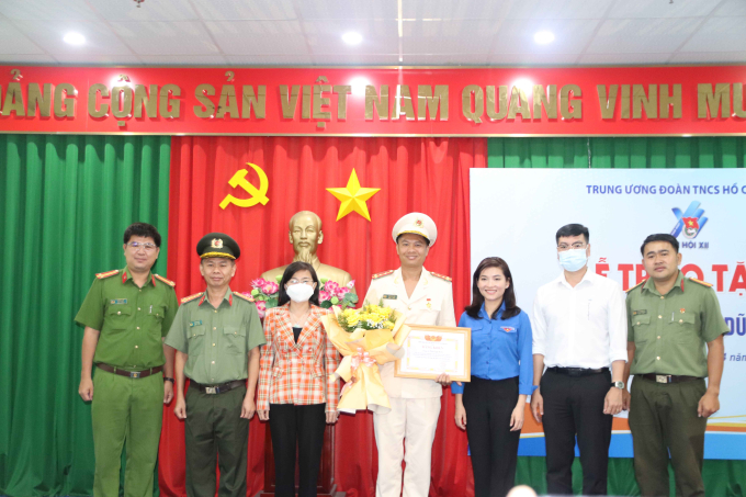 Trao tặng “Huy hiệu tuổi trẻ dũng cảm” cho Đại úy Thái Ngô Hiếu.