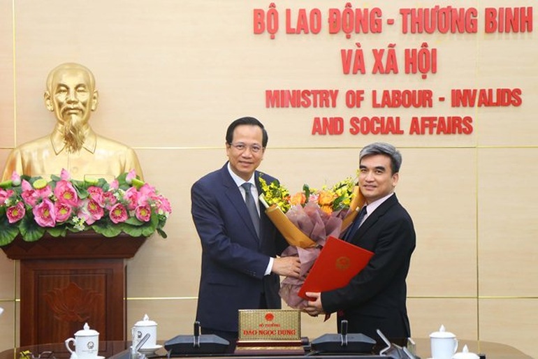Bộ trưởng Đào Ngọc Dung trao hoa, Quyết định bổ nhiệm ông Lưu Quang Tuấn giữ chức vụ Vụ trưởng Vụ Hợp tác quốc tế.