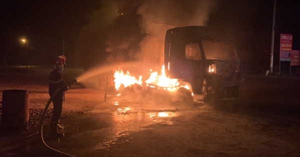 Bắc Giang: Rơ moóc xe đầu kéo bốc cháy gần cửa hàng xăng dầu
