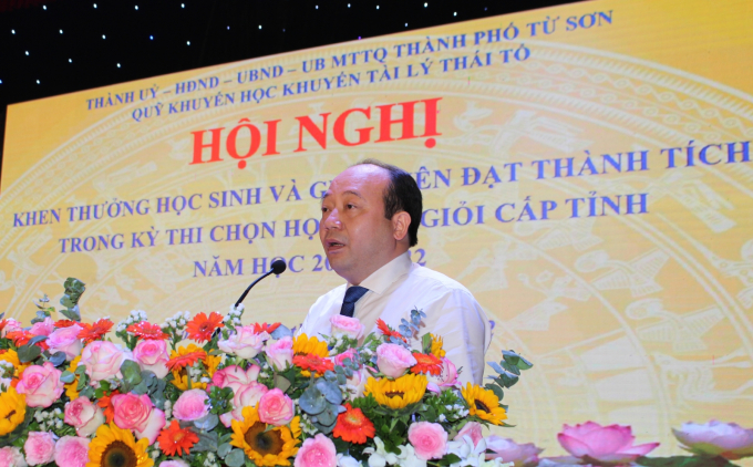 Ông Hoàng Bá Huy - Phó Bí thư Thành ủy, Chủ tịch UBND thành phố Từ Sơn phát biểu tại buổi lễ.