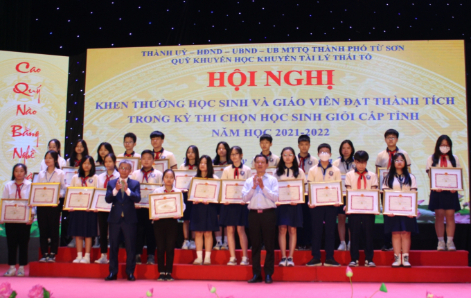 Lãnh đạo Phòng GD&amp;amp;ĐT Từ Sơn trao giấy khen của thành phố cho HS đạt giải Ba.
