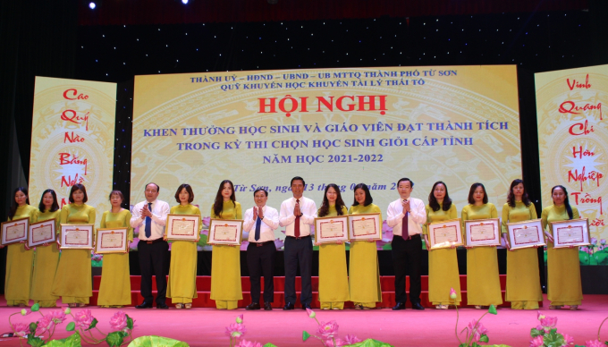 Lãnh đạo thành phố Từ Sơn và Sở GD&amp;amp;ĐT Bắc Ninh chia vui với cô giáo bồi dưỡng HSG.