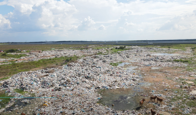 Bãi rác xã Lộc Tấn nhếch nhác, bốc mùi hôi thối, gây ô nhiễm.