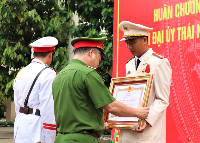 Thiếu tướng Nguyễn Văn Long – Thứ trưởng Bộ Công an trao Huân chương Dũng cảm cho Đại úy Thái Ngô Hiếu.