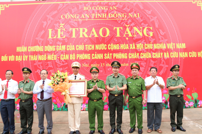 Lãnh đạo Bộ Công an và tỉnh Đồng Nai chúc mừng Đại úy Thái Ngô Hiếu.