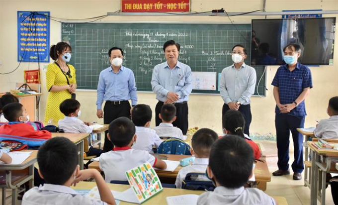 Thứ trưởng Nguyễn Hữu Độ dự giờ tiết học tại trường Tiểu học Tiền Phong A, Mê Linh, Hà Nội.