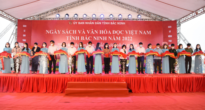 Các lãnh đạo của tỉnh Bắc Ninh và Sở, ban, ngành cùng Ban tổ chức đã chính thức được cắt băng khánh thành Ngày Sách và Văn hóa đọc Việt Nam năm 2022 tại Bắc Ninh.