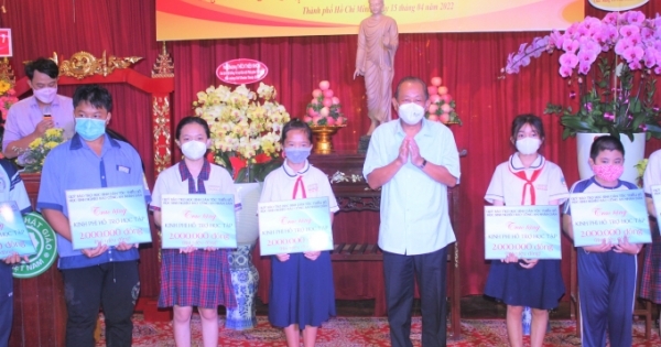 Trao tặng nhiều phần quà nhân dịp Tết Chôl Chnăm Thmây của đồng bào Khmer
