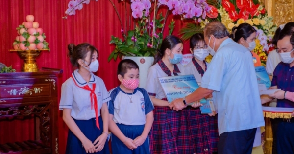 Nguyên Phó Thủ tướng Thường trực Trương Hòa Bình tăng quà tới đồng bào Khmer tại TP.HCM