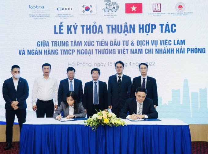 Trung tâm Xúc tiến đầu tư và dịch vụ việc làm (Khu kinh tế Hải Phòng) ký hết hợp tác với Ngân hàng TMCP Ngoại thương Việt Nam chi nhánh Hải Phòng.