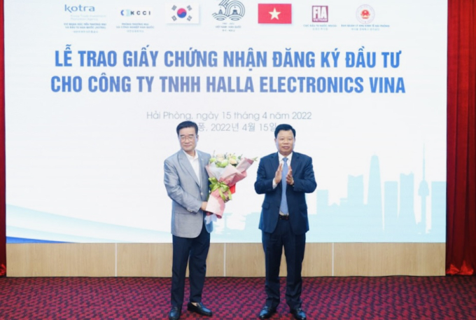 Ông Lê Trung Kiên, Trưởng ban HEZA trao Giấy chứng nhận điều chỉnh tăng vốn đầu tư cho Công ty TNHH Halla Electronics Vina.