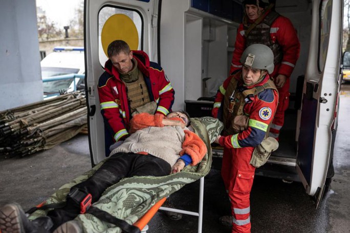 Một phụ nữ bị thương được chuyển tới bệnh viện ở vùng Luhansk ngày 14-4. Ảnh: Reuters