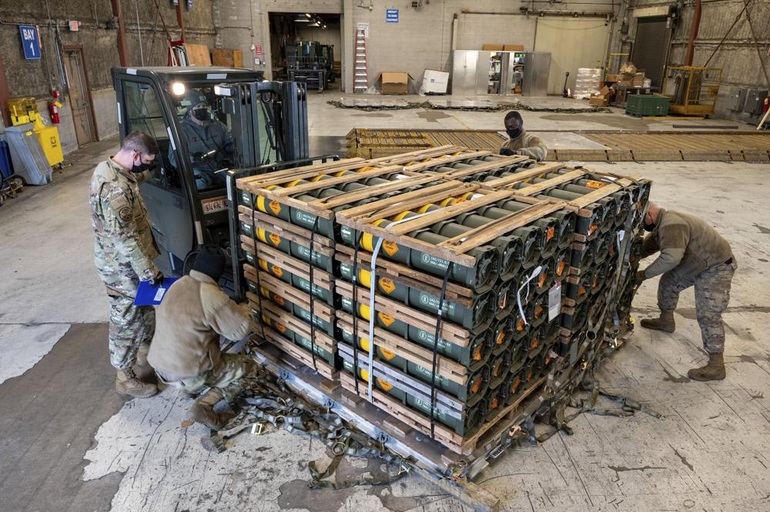 Một lô vũ khí đang được Mỹ chuẩn bị để chuyển cho Ukraine (Ảnh: Không quân Mỹ).