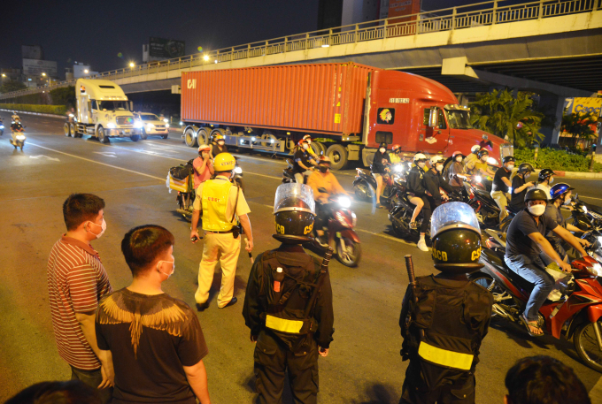 Tổ công tác 363 lập chốt kiểm tra ngẫu nhiên các phương tiện lưu thông qua khu vực cầu vượt Hàng Xanh (Phường 17, quận Bình Thạnh)