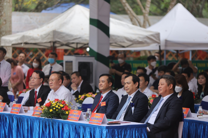Lãnh đạo UBND TP Hà Nội cùng các sở ban ngành.