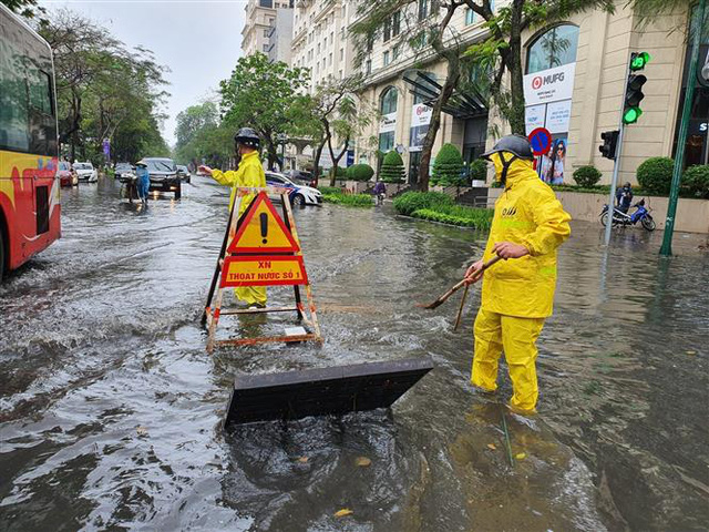 Do mưa lớn kéo dài từ khoảng 8h ngày 16/4, một số khu vực của các quận nội đôHà Nội đã xuất hiện úng, ngập. Ảnh: TTXVN