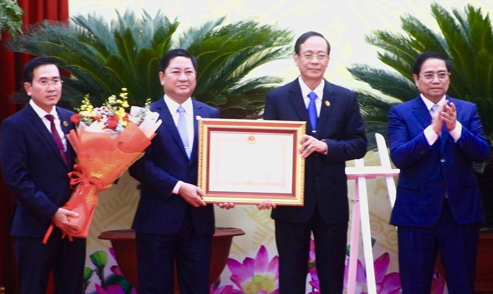 Thủ tướng Phạm Minh Chính trao Huân chương lao động Hạng nhất của Chủ tịch nước Cộng hoà XHCN Việt Nam cho lãnh đạo tỉnh Ninh Thuận.